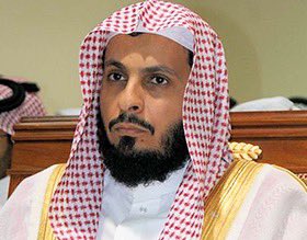GeoRossignol's tweet photo. [🇸🇦]
L’imam de la mosquée al-Haram de la Mecque, le cheikh Saleh Al-Talib, a été libéré après sept ans dans les prisons saoudiennes et est actuellement placé en résidence surveillée, avec des bracelets électroniques aux chevilles.

Cheikh Saleh al-Talib avait été arrêté en 2018 après avoir prononcé un sermon dans lequel il insistait sur le devoir des musulmans de dénoncer publiquement le mal.
À ce moment, l’Arabie saoudite avait lancé plusieurs réformes culturelles et de divertissement; Ces initiatives incluaient concerts, festivals, cinémas… 

Les autorités ont interprété son sermon comme une critique indirecte de ces réformes.
