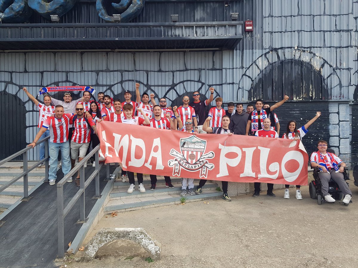 BandaPilo's tweet photo. Kilómetros y kilómetros de fidelidad por el escudo del castillo,otro domingo detrás de ti @AtcoMonzon ,en el Calderón o en cualquier lugar no dejaremos de animar 🙌🇲🇨🇵🇱💪#ATuLadoYHastaLaVictoriaSiempreMonzón #NuncaDejesDeLucharNuncaTeRindas https://t.co/uJh0GwRvsQ