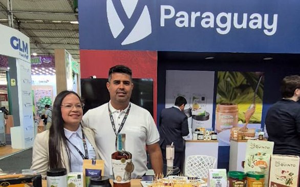 mreparaguay's tweet photo. Paraguay promocionó productos nacionales en la Expoalimentaria en Lima.  Comitiva tuvo reuniones clave  buscando fortalecer #Mipymes y potenciar el comercio con Perú. 

➡️ https://t.co/m3oMo5vf6H https://t.co/HEQB9h2RFR