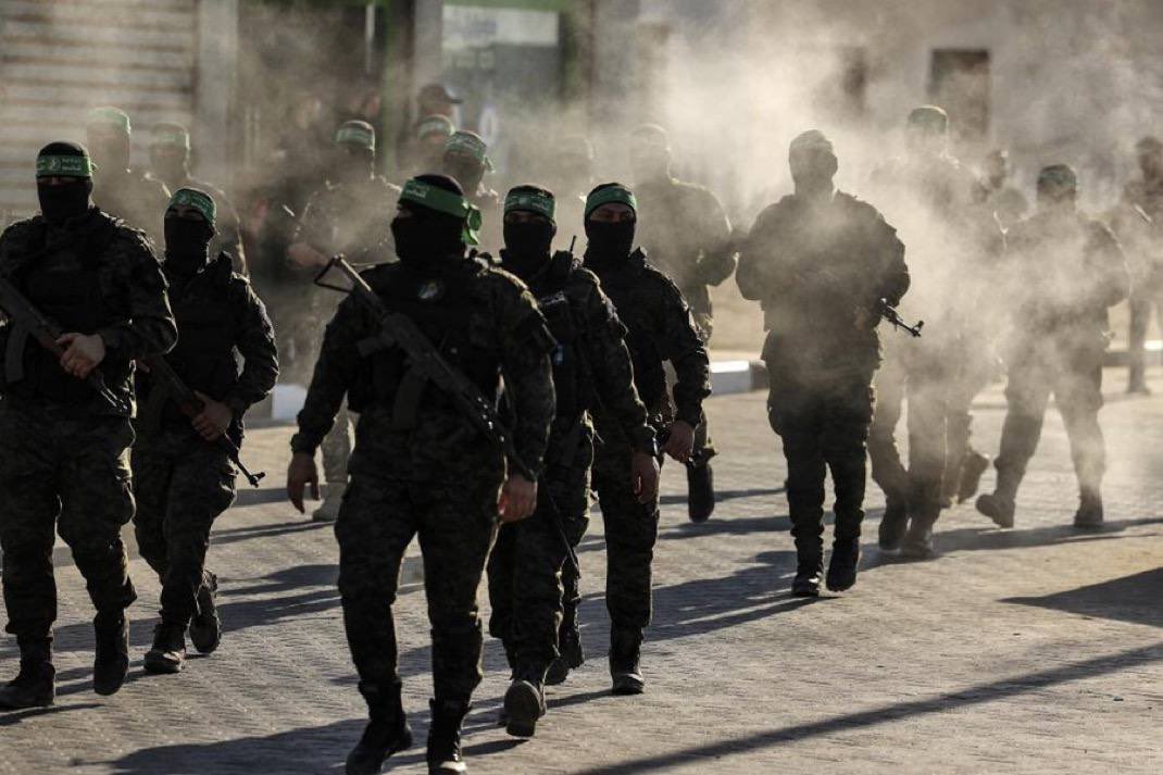 warfareanalysis's tweet photo. ⚡️Today, the military wing of Hamas announced a number of operations in the Gaza Strip. Here they are:

Al-Qassam Brigades: 

🔸 Yesterday, we targeted a Zionist Merkava tank with a “Yasin 105” shell south of Al-Salhi Tower in the Tel al-Hawa area, south of Gaza City.

🔸 Yesterday, we targeted a Zionist force that had fortified itself inside a civilian home used as a military base with an anti-personnel shell, leaving members of the force between dead and wounded. 

🔸 We also targeted a Zionist Namer armored personnel carrier with a tandem shell near Ammar bin Yasir Mosque in the Tel al-Hawa area, south of Gaza City.

🔸 After returning from the frontlines, our Mujahideen confirmed sniping a Zionist soldier and killing him instantly in the Halawa area of Al-Tuffah neighborhood, east of Gaza City, on 24-09-2025.

🔸 The day before yesterday, Friday, we targeted a Zionist Merkava tank with a Shawaz EFP near Abu Zur farm, south of Tel al-Hawa neighborhood, south of Gaza City.

🔸 We bombarded a gathering of enemy soldiers with mortars south of Tel al-Hawa neighborhood, south of Gaza City.