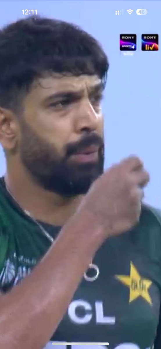 CryptoMufaa's tweet photo. Ye Haris Rauf hatho pe foonk marta rha aur India ke champs ne iski G mein foonk gussa di. #IndiaVsPakistan #INDvsPAK https://t.co/DdbtruDDE9