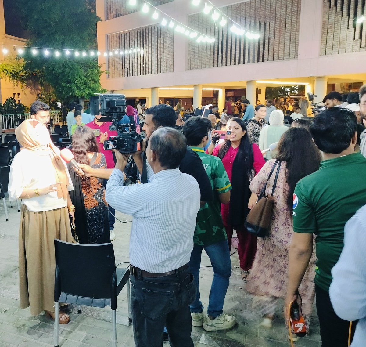 Pakistan’s loss to India brings tough moments for journalists too, especially when they have to face fans and ask, “What are your thoughts? 😂
#AsiaCupFinal #karachitimes