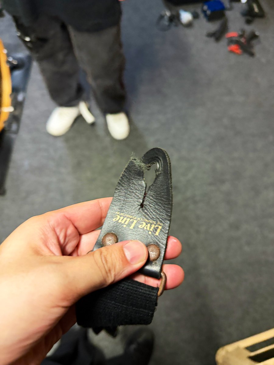 hayatoojima's tweet photo. 最後の曲でストラップがブチ切れた。そういうことなんだろ。出来たことはあったが、悔いはない。ありがとう、またいつか。 https://t.co/bZJHvXKD6I