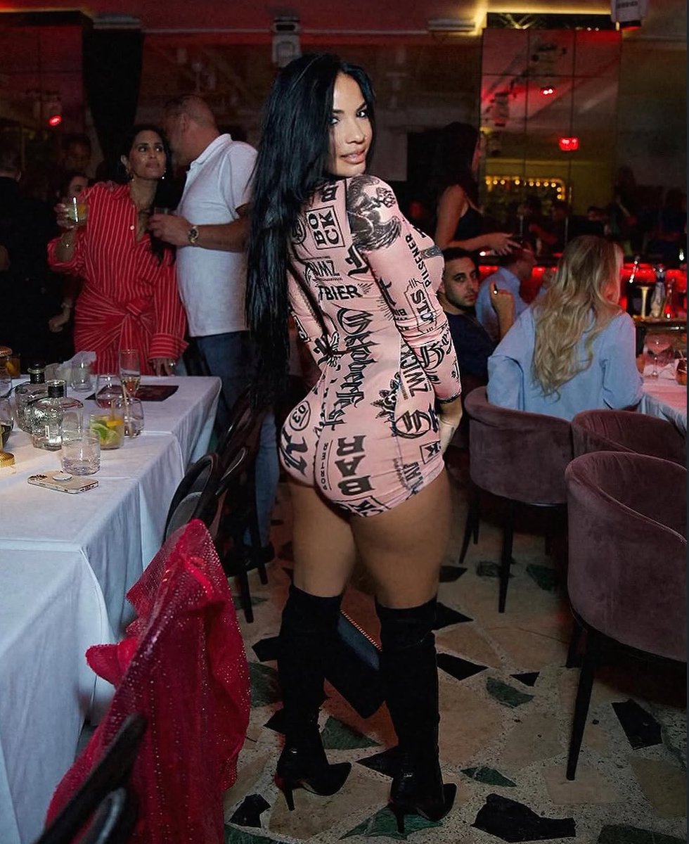 RealYesyNaya's tweet photo. Front or back I can’t pick ⚡️ https://t.co/bAW64rda12