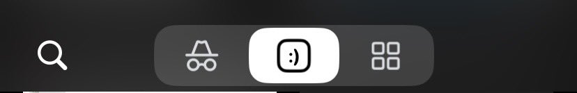 Sekmelerim 100'ü geçince neden zorbalanıyorum?? Sinir bozucu dalga geçen bir gülücük. Hepsine tek tek dönmeyeceksin okumayacaksın bakmayacaksın bari kapa seni biliyoruz gülüşü. Sekmelerime dokunma !