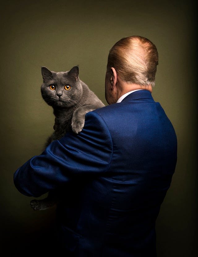 Verkiezing-alert!!
Ik, kater Bram, waarschuw alle dierenbazen: stem op 29/10 niet op de partij voor de dieren. Het zijn daar charlatans die opkomen voor een slag volk waarbij geen beest zich veilig weet!