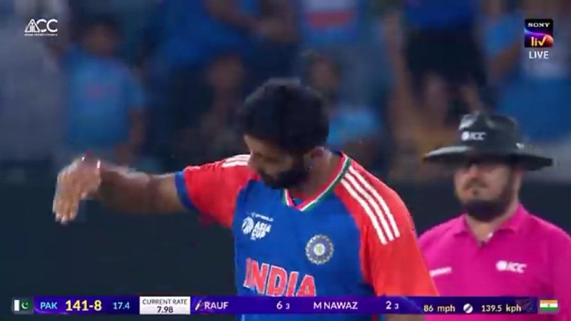 devCodeFStack's tweet image. BUMRAH DID A PLANE CELEBRATION AFTER THE WICKET OF RAUF 🔥