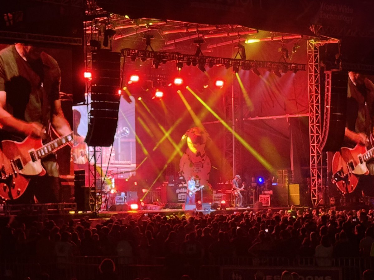 MrBradDean's tweet photo. Steve Schankman’s #EvolutionFest rocked #StLouis with a genre-bending lineup of Sublime, Sam Fender, Lenny Kravitz, Public Enemy & more. Best part? He localized this world-class #event with locally-sourced #food, #beer & #nonprofit love including tornado relief (see below which one of us knows how to dress for a party). 🎶#ExperienceStLouis #ExploreStLouis #STLMade