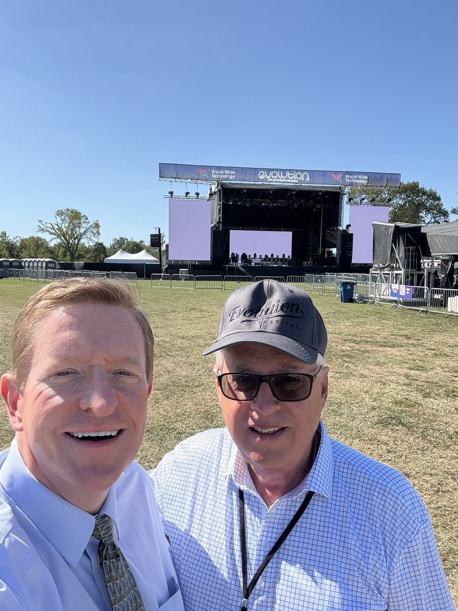 MrBradDean's tweet photo. Steve Schankman’s #EvolutionFest rocked #StLouis with a genre-bending lineup of Sublime, Sam Fender, Lenny Kravitz, Public Enemy & more. Best part? He localized this world-class #event with locally-sourced #food, #beer & #nonprofit love including tornado relief (see below which one of us knows how to dress for a party). 🎶#ExperienceStLouis #ExploreStLouis #STLMade