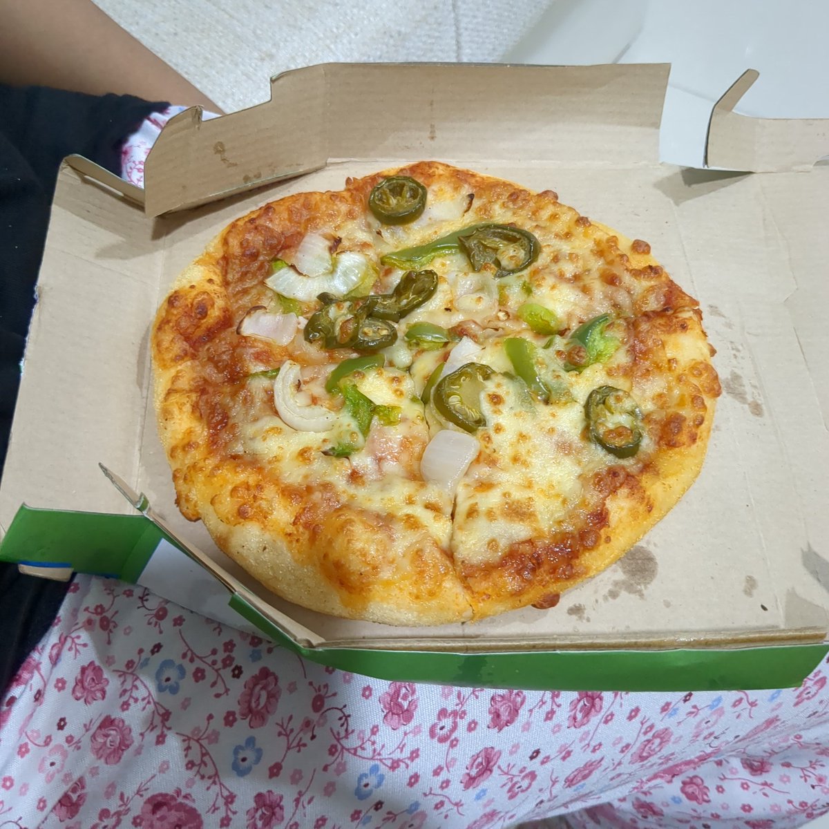 vjviews's tweet photo. @TVillageComm @thakurvillage @dominos_india @dominos No tomatoes on Mexican Green wave and pizza is cold which means it was ready for quite sometime.

See the toppings....is this the quality.

@dominos @dominos_india @Dominos_UK @Dominos_AU @DominosPizzaTX @dominos_NZ https://t.co/h9iiXQqJRP