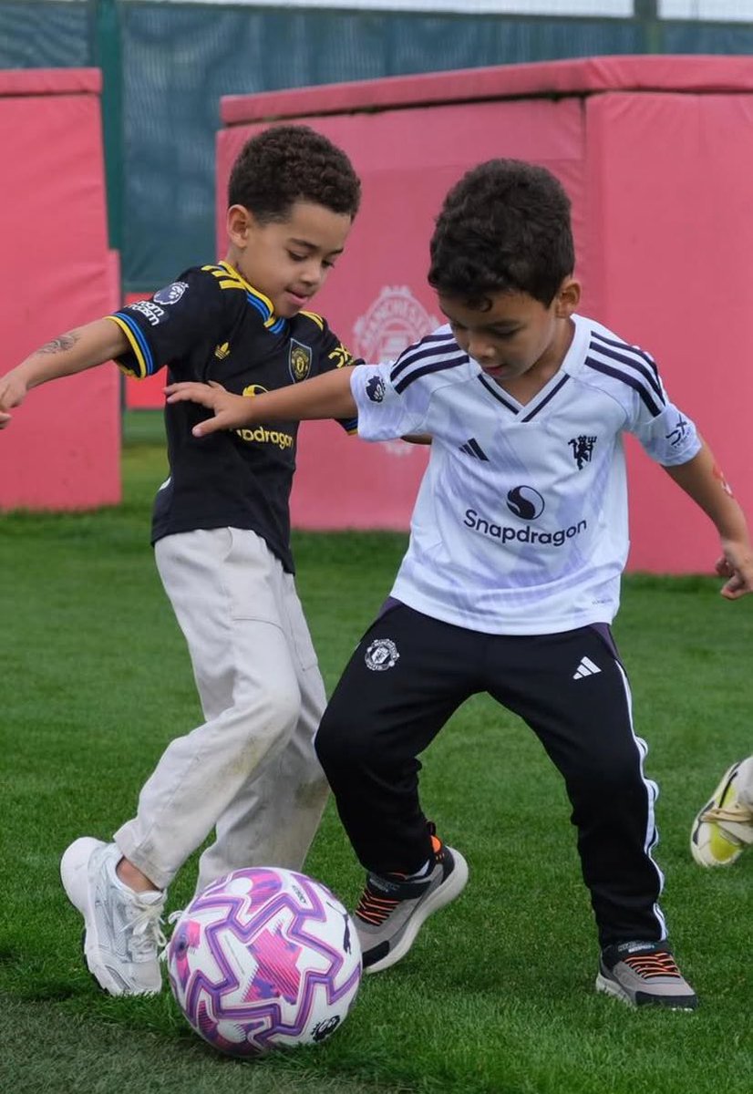 📸 - Cunha and Casemiro’s sons at Carrington training ground 😂❤️