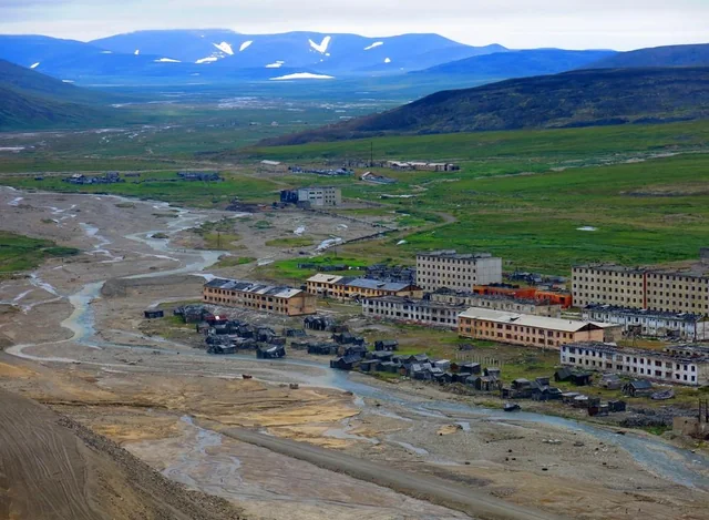 rabbit hole i went down a few days ago 🧵

came across a reel showing pictures from an abandoned russian town in the chukotka autonomous region called Iultin. oddly fascinating stuff.