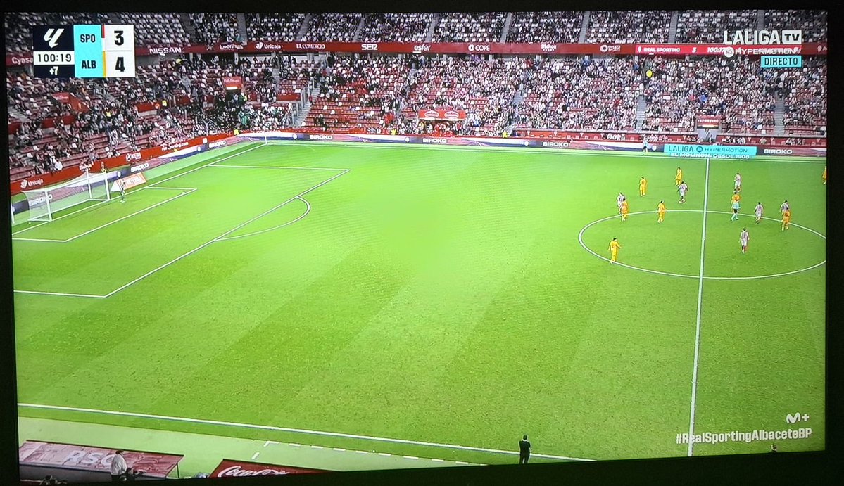 Cuánto honor. Lo fácil es animar como locos contra el Albacete, no todas las aficiones son capaces de celebrar un gol contra el Barcelona. 
PELOS DE PUNTA.