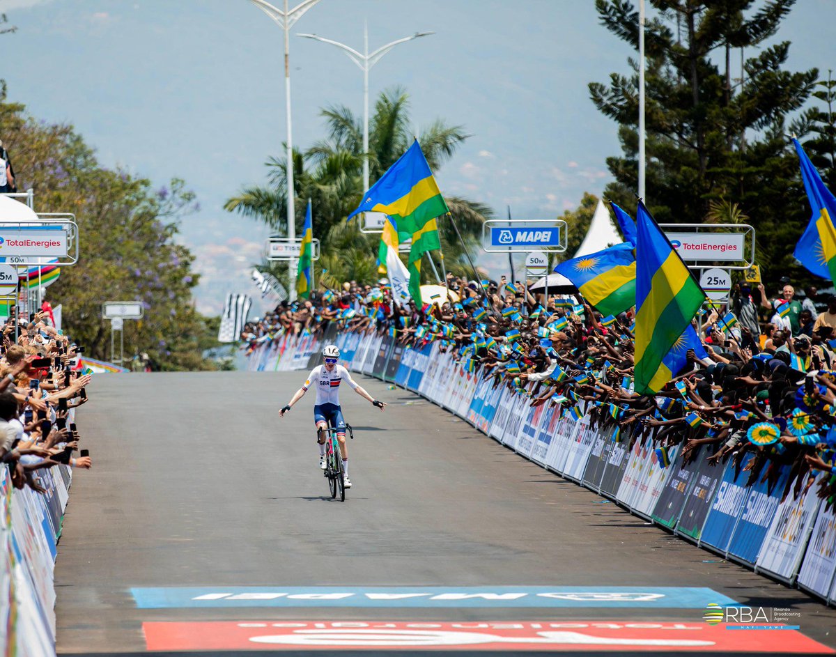 rugbob78's tweet photo. Le Rwanda vient de faire briller l’Afrique durant une semaine.

● Pour la première fois depuis 103 ans d'histoire du cyclisme mondial, un championnat UCI s'est déroulé sur le continent Africain, à Kigali.

● 108 nations inscrites, faisant de l'UCI #Kigali la deuxième plus forte participation de l'histoire des championnats, juste derrière l'édition 2023 de Glasgow (110 nations).

● 330 millions de téléspectateurs dans le monde ont suivi ces championnats à Kigali, depuis 124 pays qui ont diffusé en direct ses championnats...

● Une première et une innovation rwandaise dans l'histoire des championnats du Monde Route UCI: Chaque coureur était équipé d'un système de suivi GPS sous la selle pour surveiller position et vitesse. Ce qui a renforcé la sécurité de tous les 779 coureurs distincts.

● Un événement majeur historique à l'issue duquel le Président Rwandais @PaulKagame a reçu une distinction honorifique de l'UCI, habituellement réservée aux vainqueurs. 
Le Président de l'Union du Cyclisme International David Lappartient a estimé que sans l'implication du Président #Kagame, ces championnats n'auraient pas connu un tel succès. 
Bravo #Rwanda
Bravo @PaulKagame
Mwarakoze #Banyarwanda Kuduza ishusho ya Afrika.
#Turikumwe