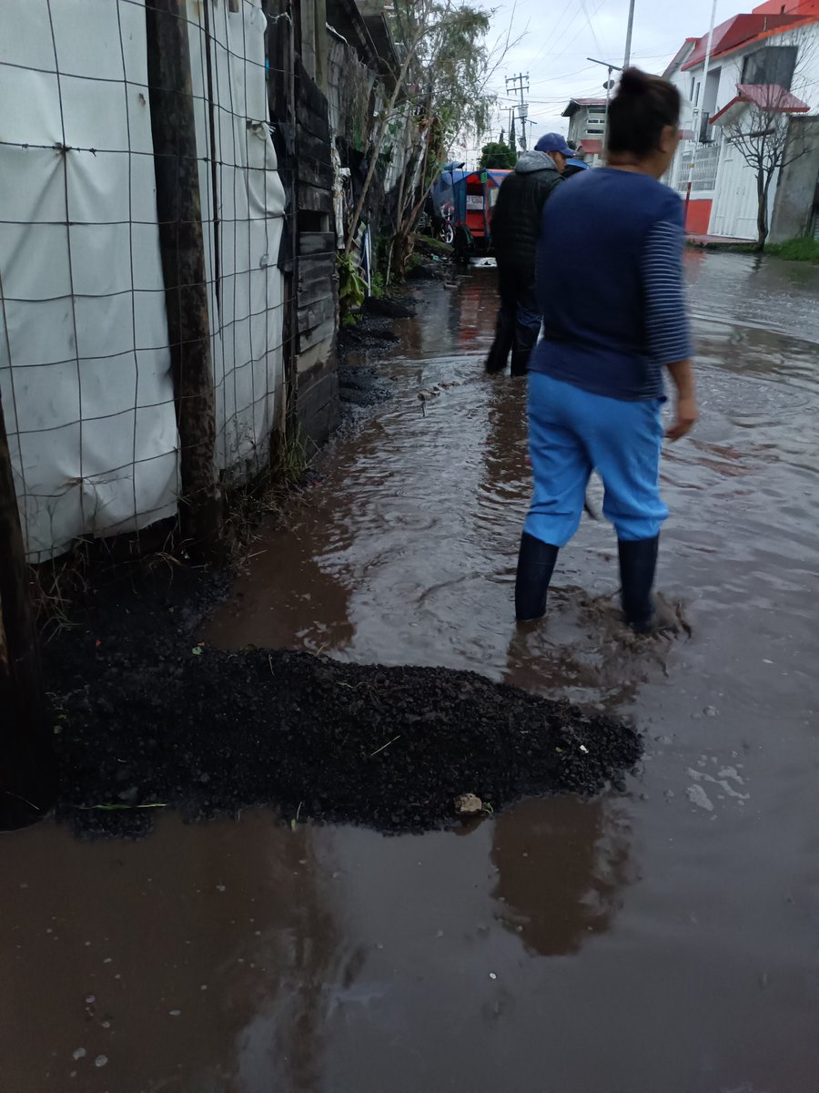 Jesus_Rumble8's tweet photo. @ClaraBrugadaM @Alc_Iztapalapa @TlahuacRenace @A_VCarranza @TuAlcaldiaGAM Ocupamos ayuda en la Colonia Atotolco en Tláhuac, casi toda la Av está inundado y varias calles de la colonia https://t.co/clEzAbXIFS