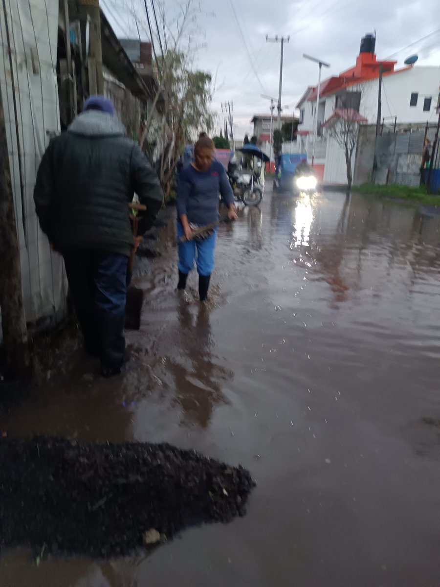 Jesus_Rumble8's tweet photo. @ClaraBrugadaM @Alc_Iztapalapa @TlahuacRenace @A_VCarranza @TuAlcaldiaGAM Ocupamos ayuda en la Colonia Atotolco en Tláhuac, casi toda la Av está inundado y varias calles de la colonia https://t.co/clEzAbXIFS