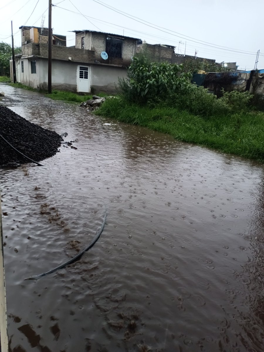 Jesus_Rumble8's tweet photo. @ClaraBrugadaM @Alc_Iztapalapa @TlahuacRenace @A_VCarranza @TuAlcaldiaGAM Ocupamos ayuda en la Colonia Atotolco en Tláhuac, casi toda la Av está inundado y varias calles de la colonia https://t.co/clEzAbXIFS
