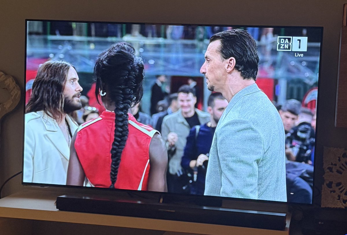 _Emy____'s tweet photo. Nel metaverso #JaredLeto meets Ibra #MilanNapoli #MilanFashionWeek https://t.co/rRWOU8BIX0