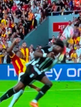 yescontextK's tweet image. PENALTI YOK,                        PENALTI VAR.! 

Yıllarca alenen Beşiktaş düşmanlığını yapan hakemler yine iş başında.