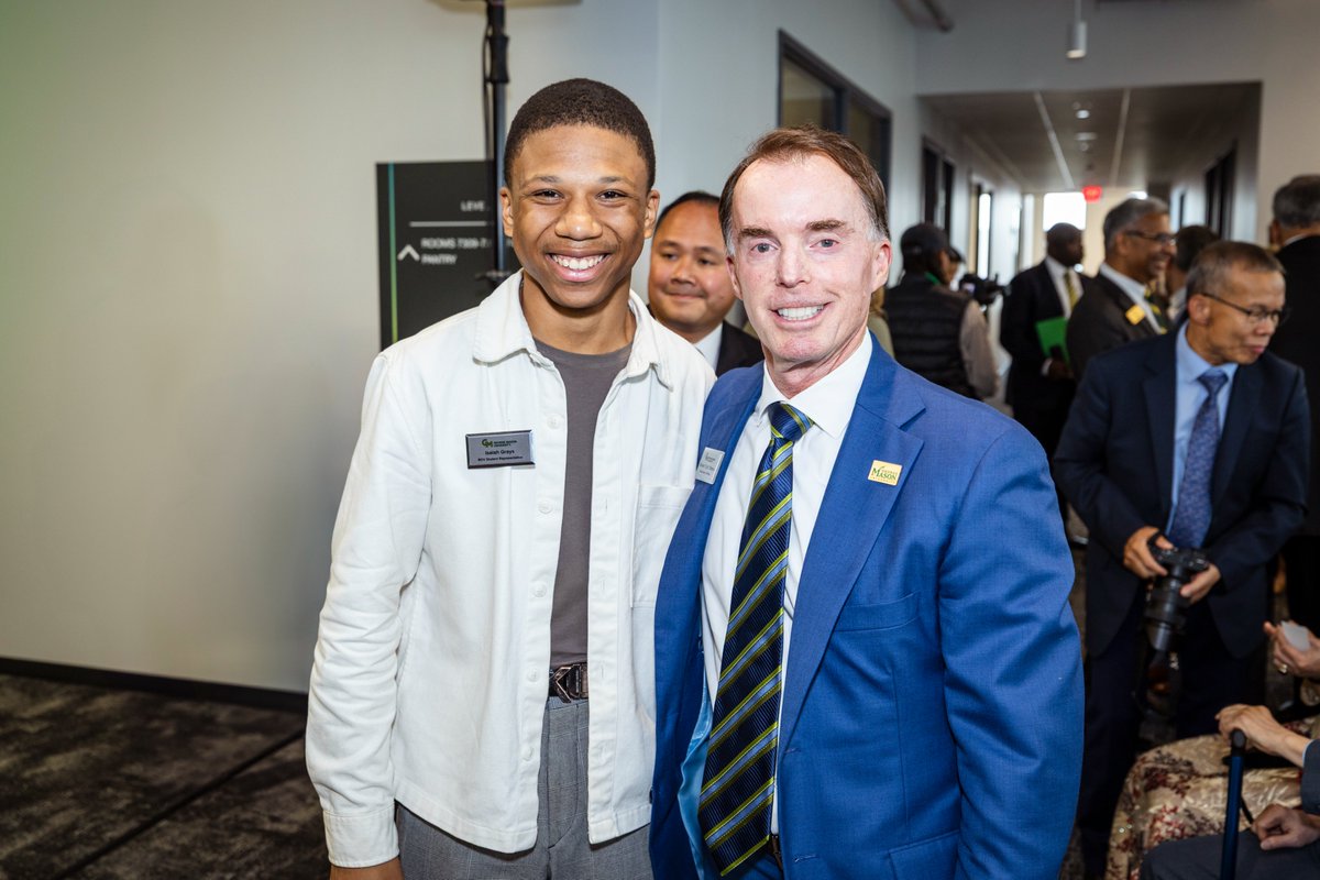 GeorgeMasonU's tweet photo. #MasonSquare #AllTogetherDifferent #MasonNation 💚💛

📷: OUB https://t.co/QXZ2ugINeE