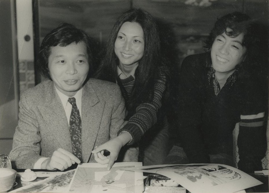 Meiko Kaji (梶芽衣子) and Kenji Sawada (澤田 研二) pose with Kazuo Kamimura (上村 一夫), artist on the original Cohabitation Era (同棲時代) manga.

Kamimura also illustrated the Lady Snowblood manga, as well as many others.