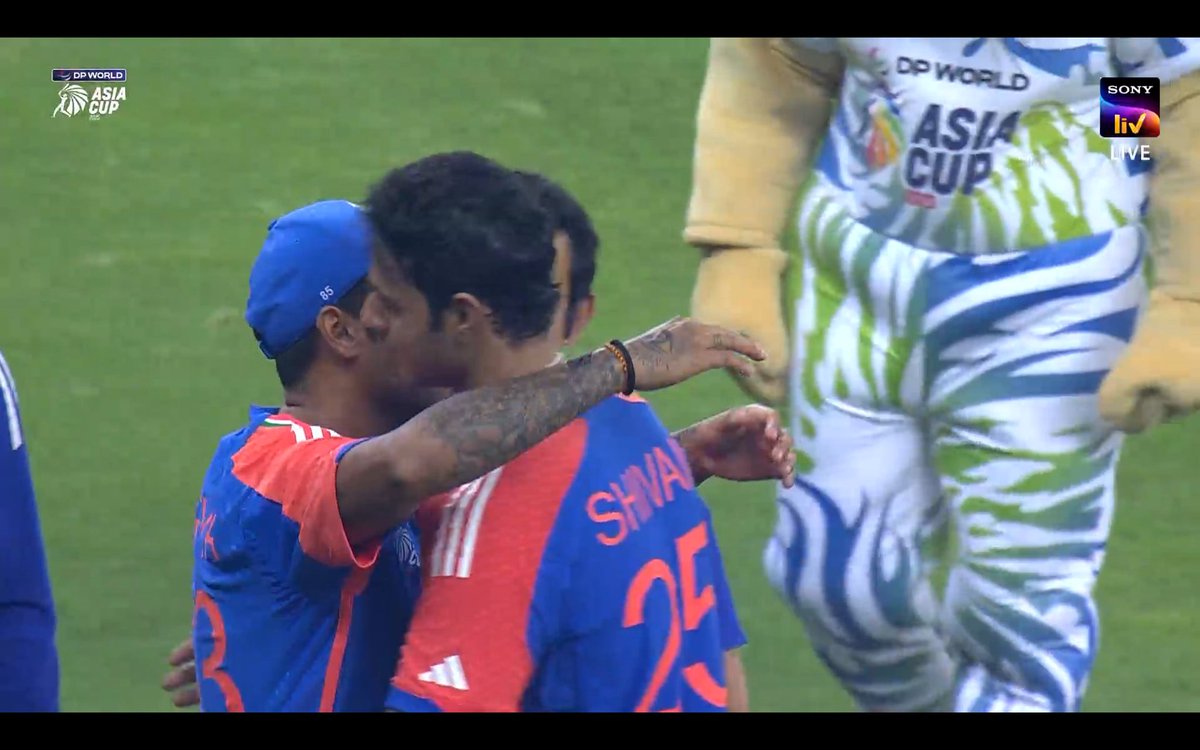 SURYA HUGGING DUBE 🥹

- The Silent hero in IPL 2023 final, 2024 T20I WC final &amp; now in 2025 Asia Cup final.