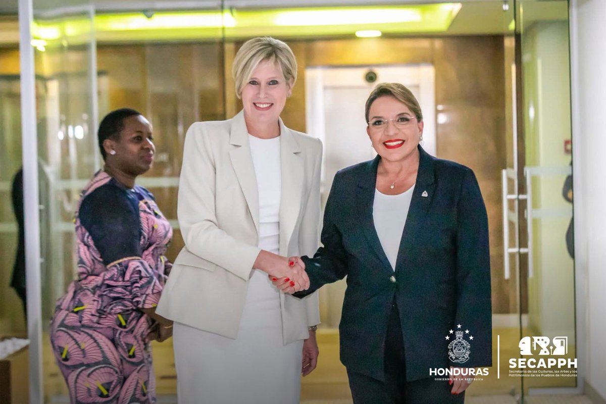 SECAPPH's tweet photo. #SECAPPHINFORMA Liderazgo Global Femenino: Presidenta Castro, Reconocida por WPL 🇭🇳🇲🇪
La Presidenta @XiomaraCastroZ sostuvo un importante encuentro bilateral con Silvana Koch-Mehrin, Presidenta y Fundadora de Women Political Leaders (WPL), justo antes de recibir el galardón Pioneras en Liderazgo Político Femenino en Montenegro.
Koch-Mehrin destacó las sobresalientes cualidades humanas y políticas de nuestra mandataria, reconociendo su impacto directo en Honduras con avances en la reducción de la pobreza, el impulso a la salud, la educación y la sostenibilidad.
Este premio de WPL no solo honra su gestión, sino que también reconoce en su liderazgo un poderoso ejemplo que inspira a más mujeres a participar activamente en la política global.
#Secapph #XiomaraCastro #WPL #Honduras #LiderazgoFemenino #MontenegroAdventures
