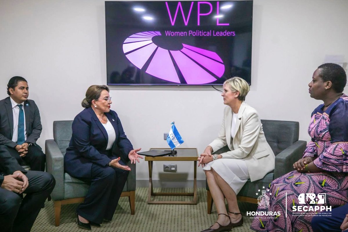 SECAPPH's tweet photo. #SECAPPHINFORMA Liderazgo Global Femenino: Presidenta Castro, Reconocida por WPL 🇭🇳🇲🇪
La Presidenta @XiomaraCastroZ sostuvo un importante encuentro bilateral con Silvana Koch-Mehrin, Presidenta y Fundadora de Women Political Leaders (WPL), justo antes de recibir el galardón Pioneras en Liderazgo Político Femenino en Montenegro.
Koch-Mehrin destacó las sobresalientes cualidades humanas y políticas de nuestra mandataria, reconociendo su impacto directo en Honduras con avances en la reducción de la pobreza, el impulso a la salud, la educación y la sostenibilidad.
Este premio de WPL no solo honra su gestión, sino que también reconoce en su liderazgo un poderoso ejemplo que inspira a más mujeres a participar activamente en la política global.
#Secapph #XiomaraCastro #WPL #Honduras #LiderazgoFemenino #MontenegroAdventures
