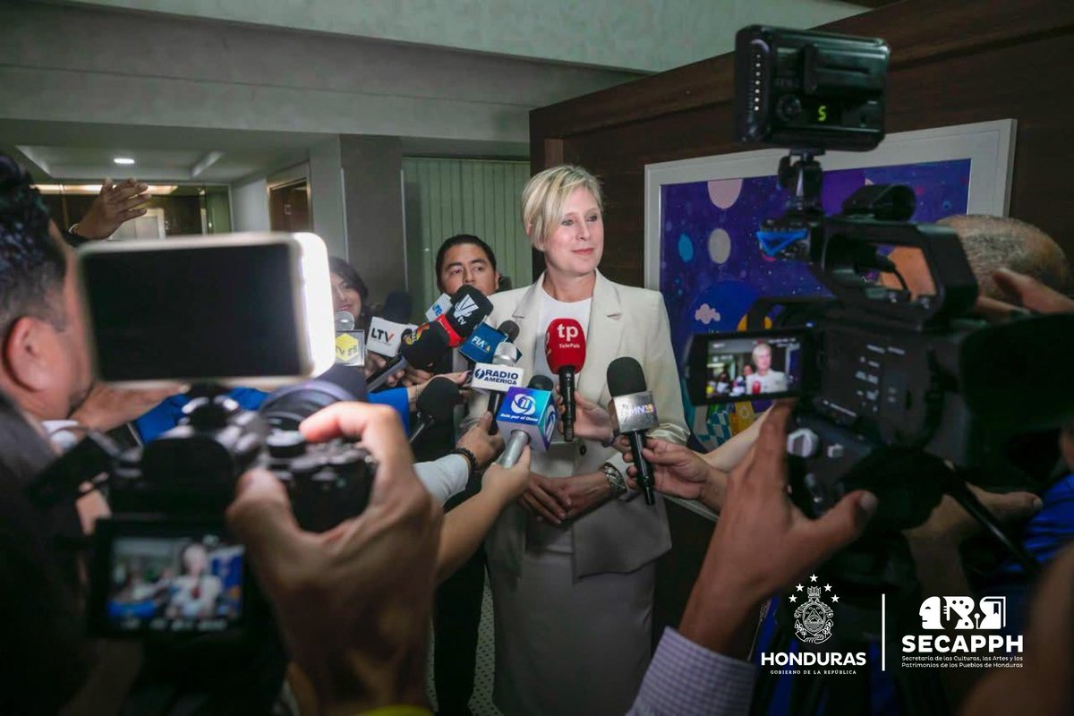 SECAPPH's tweet photo. #SECAPPHINFORMA Liderazgo Global Femenino: Presidenta Castro, Reconocida por WPL 🇭🇳🇲🇪
La Presidenta @XiomaraCastroZ sostuvo un importante encuentro bilateral con Silvana Koch-Mehrin, Presidenta y Fundadora de Women Political Leaders (WPL), justo antes de recibir el galardón Pioneras en Liderazgo Político Femenino en Montenegro.
Koch-Mehrin destacó las sobresalientes cualidades humanas y políticas de nuestra mandataria, reconociendo su impacto directo en Honduras con avances en la reducción de la pobreza, el impulso a la salud, la educación y la sostenibilidad.
Este premio de WPL no solo honra su gestión, sino que también reconoce en su liderazgo un poderoso ejemplo que inspira a más mujeres a participar activamente en la política global.
#Secapph #XiomaraCastro #WPL #Honduras #LiderazgoFemenino #MontenegroAdventures