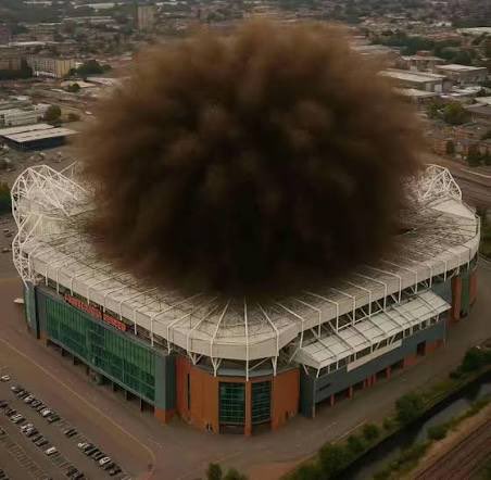 Footballfights's tweet photo. Meanwhile at Old Trafford... 🤣 https://t.co/8zsmRBwYdd