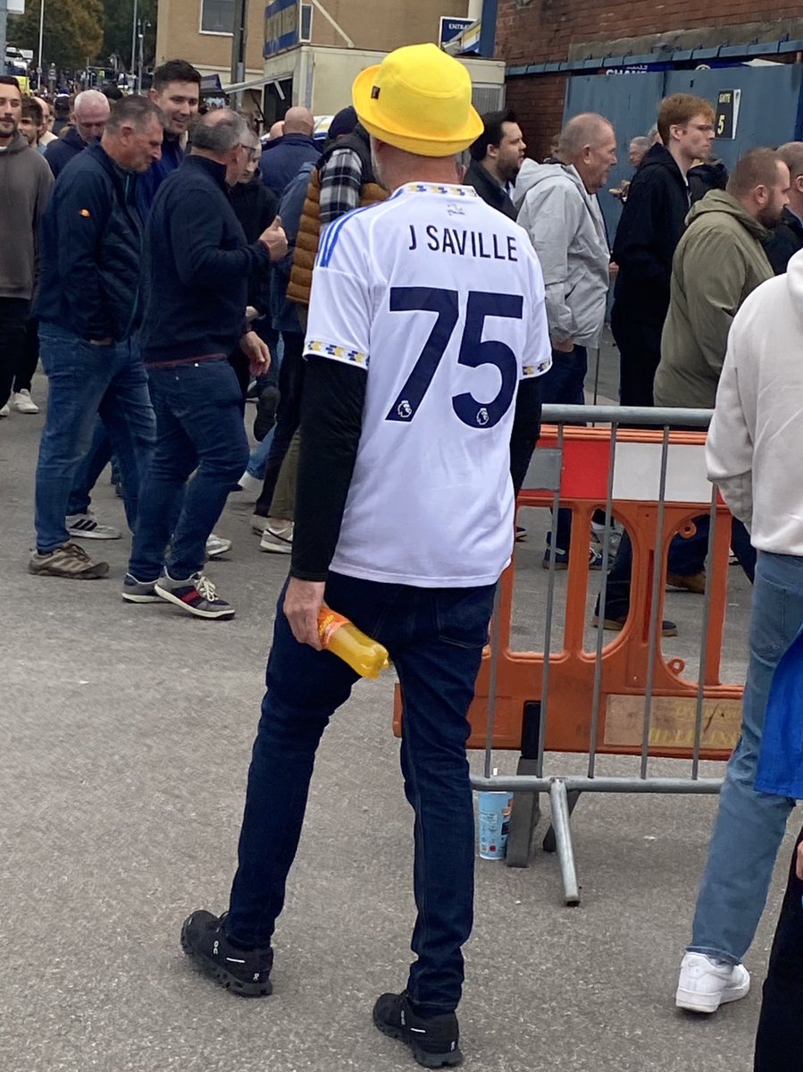 dan_odell_'s tweet image. Why the hell are @LUFC printing this on a shirt?!

So embarrassing, a grown man with no frontal lobe

#lufc #ALAW