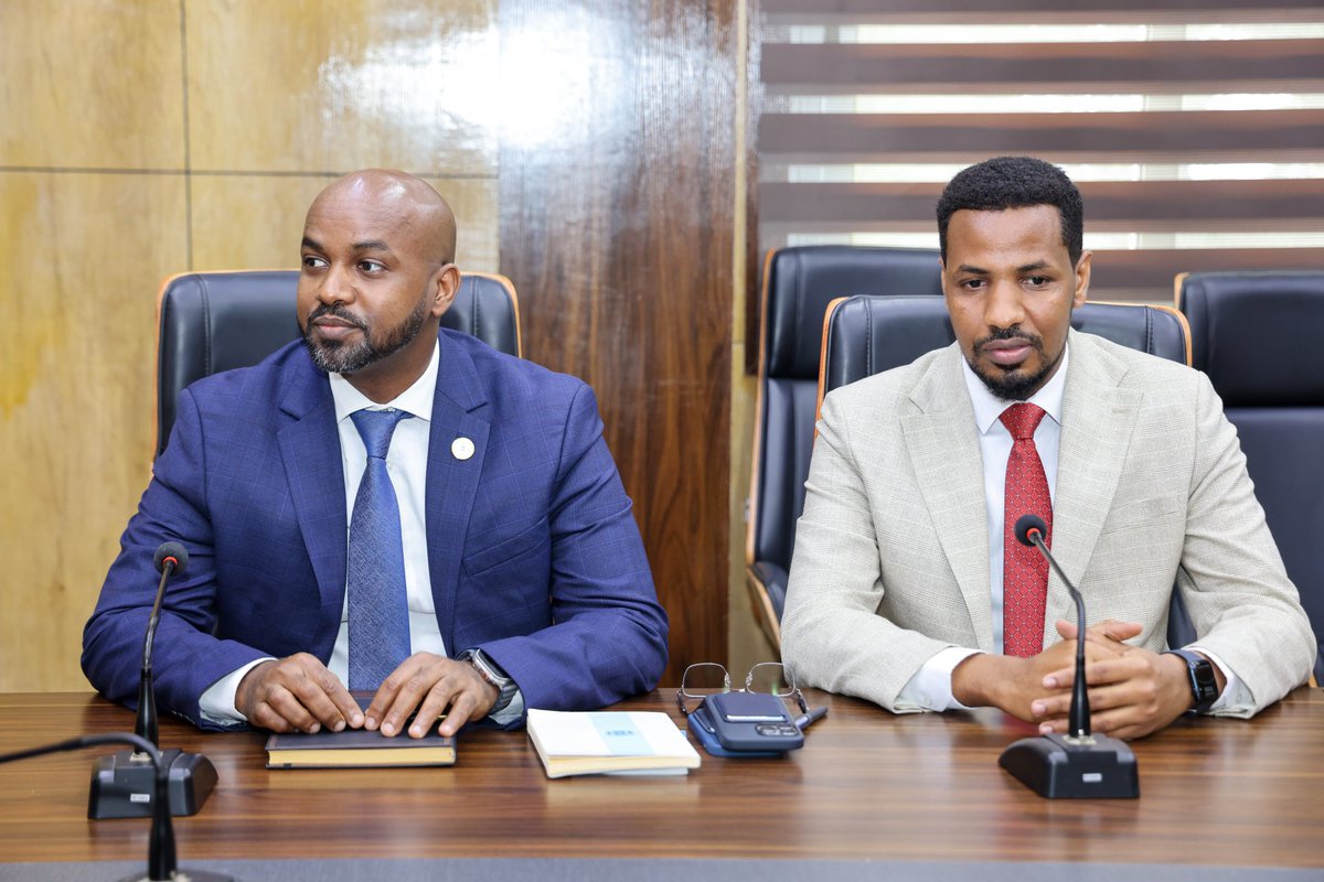 InsightVoiceM's tweet photo. The Speaker of the House of the People, H.E. Sheikh Adan Mohamed Nur (Madobe), held a meeting with the British Ambassador to Somalia, @CharlesKingFCDO. The engagement focused on enhancing collaboration and reinforcing the strong relations between the two nations. @Golaha_shac_JFS https://t.co/bpowowbggV