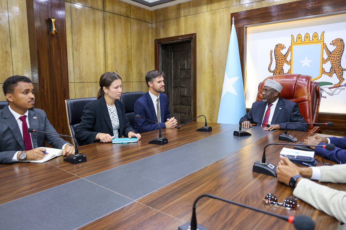 InsightVoiceM's tweet photo. The Speaker of the House of the People, H.E. Sheikh Adan Mohamed Nur (Madobe), held a meeting with the British Ambassador to Somalia, @CharlesKingFCDO. The engagement focused on enhancing collaboration and reinforcing the strong relations between the two nations. @Golaha_shac_JFS https://t.co/bpowowbggV