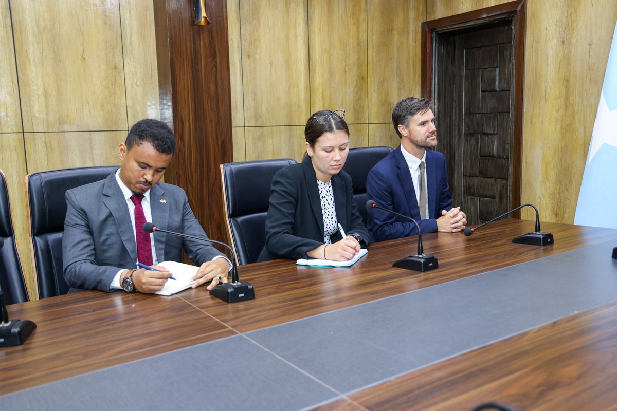 InsightVoiceM's tweet photo. The Speaker of the House of the People, H.E. Sheikh Adan Mohamed Nur (Madobe), held a meeting with the British Ambassador to Somalia, @CharlesKingFCDO. The engagement focused on enhancing collaboration and reinforcing the strong relations between the two nations. @Golaha_shac_JFS https://t.co/bpowowbggV