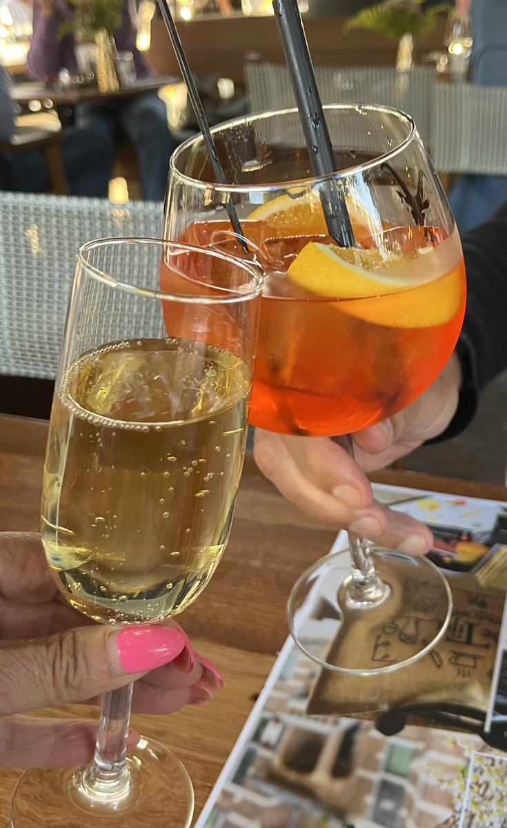 MargaBult2025's tweet photo. Samen met m’n lief, heerlijk op het terras gegeten bij #DeTijd aan de Lind in #oisterwijk. Geweldig personeel en het eten was super. Aanrader! Fijne avond allemaal. https://t.co/UTi2DXK1Jl