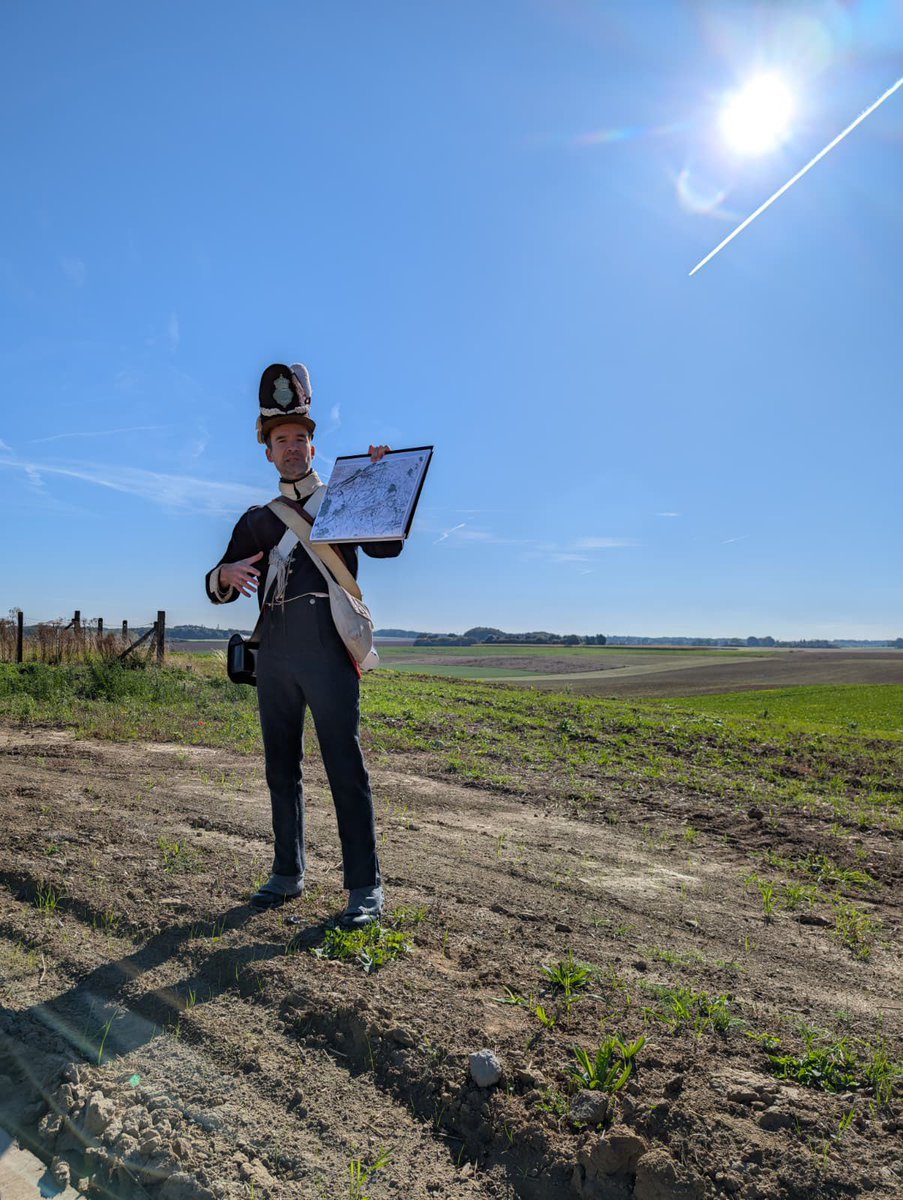 bennymichielsen's tweet image. Tea in hand, photos of today arriving. History comes alive, not just by wearing the uniform, but with maps, plates, quotes and small demonstrations. #Waterloo