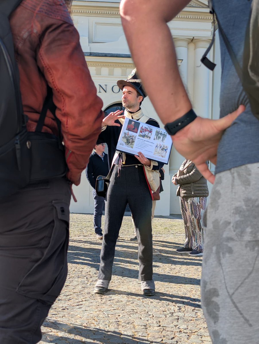 bennymichielsen's tweet image. Tea in hand, photos of today arriving. History comes alive, not just by wearing the uniform, but with maps, plates, quotes and small demonstrations. #Waterloo