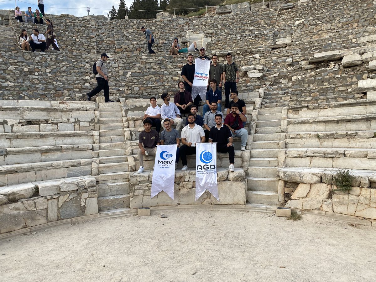 🔵𝑺̧𝑬𝑯𝑹𝑰𝑵𝑬 𝑯𝑶𝑺̧ 𝑮𝑬𝑳𝑫𝑰𝑵🔵

AGD İzmir Üniversite Komisyonu olarak bu hafta, tarihin ve medeniyetin izlerini taşıyan Efes Antik Kenti’ni ziyaret ettik. Katılan tüm arkadaşlarımıza teşekkür eder, nice verimli ve keyifli etkinliklerde buluşmayı dileriz.