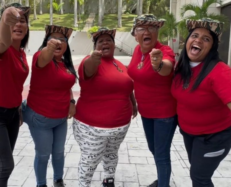 Maduro les dio unas medallitas a milicianas para que le respondan a Trump que debe estar temblando  icndiario.com/2025/09/maduro…