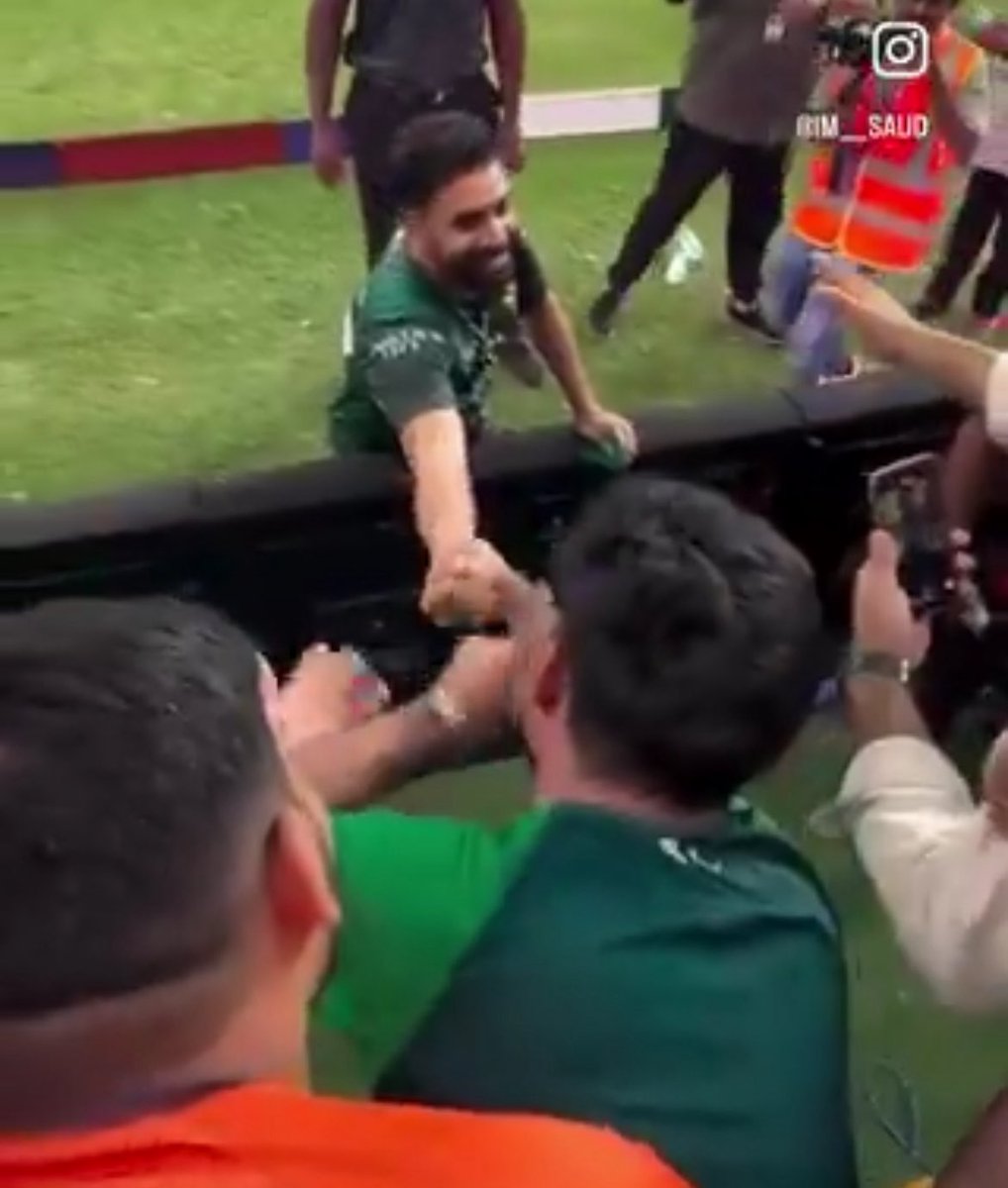 nuraanhere's tweet photo. Feeling bad for this poor guy( not haris, he should be banned honestly) https://t.co/dTW52wBq9k