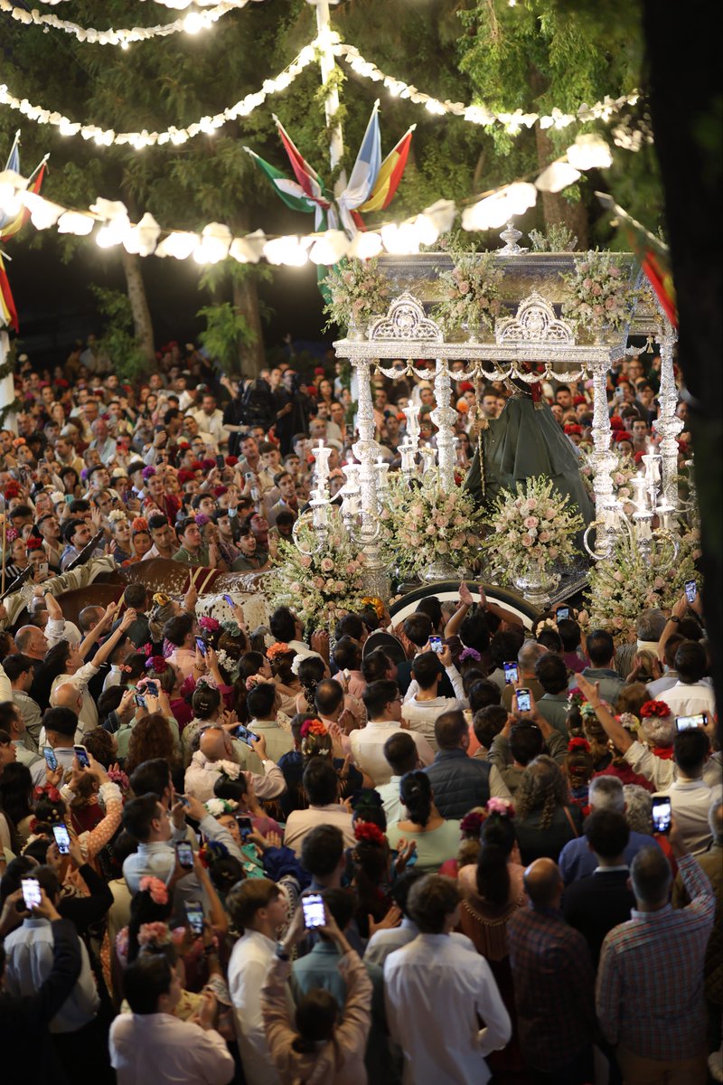 HdaddelaPastora's tweet photo. La Divina Pastora sale de su santuario, regalo del pueblo que la venera.

"En honor a la Pastora, 
entre eras y olivares, 
desde el suelo de Lapola 
se hizo ermita en los Pajares"

Ole, ole los olivos 
que guardaron este sitio 
por la Virgen bendecido."

#RomeriaPastoreña25 https://t.co/S0eBHpyNVx