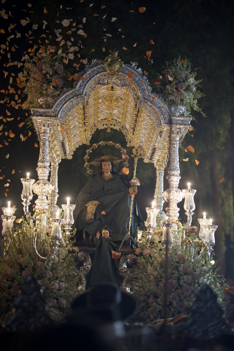 HdaddelaPastora's tweet photo. La Divina Pastora sale de su santuario, regalo del pueblo que la venera.

"En honor a la Pastora, 
entre eras y olivares, 
desde el suelo de Lapola 
se hizo ermita en los Pajares"

Ole, ole los olivos 
que guardaron este sitio 
por la Virgen bendecido."

#RomeriaPastoreña25 https://t.co/S0eBHpyNVx