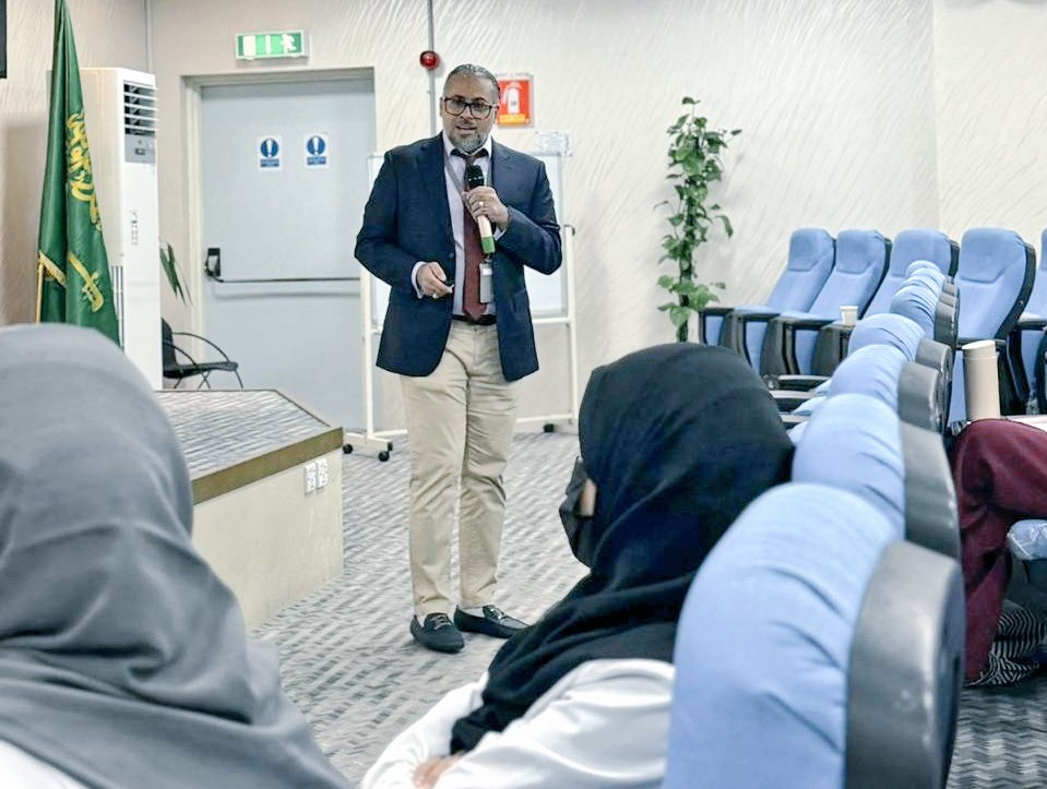E1_QcH's tweet photo. نظّم قسم التطوير المهني للتمريض بمستشفى القطيف المركزي،دورة تدريبية متخصصة بعنوان الممارسات الآمنة للأدوية للممرضين بقاعة المحاضرات الكبرى بمستشفى القطيف المركزي، واستمرت يومين بمشاركة 49 ممرضًا وممرضة من داخل وخارج الشبكة
وتهدف الدورة لتعزيز سلامة الدواء ورفع جودة الرعاية الصحية https://t.co/KW7FnpKsua