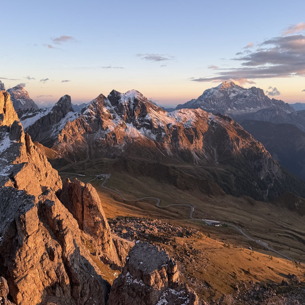 lindtbiskit's tweet photo. tramonto di stasera (giorno di chiusura del rifugio) https://t.co/GLhg4WBe74