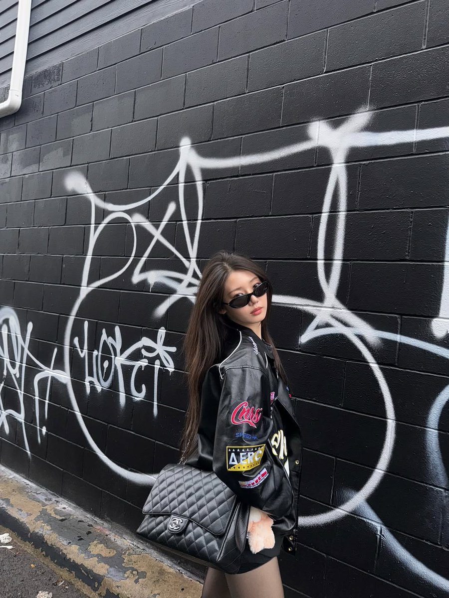 𝖭𝗈𝗍 𝖻𝗅𝖾𝗇𝖽𝗂𝗇𝗀 𝗂𝗇, 𝖺𝗅𝗐𝖺𝗒𝗌 𝗌𝗍𝖺𝗇𝖽𝗂𝗇𝗀 𝗈𝗎𝗍 𝖺𝗀𝖺𝗂𝗇𝗌𝗍 𝗍𝗁𝖾 𝗐𝖺𝗅𝗅.