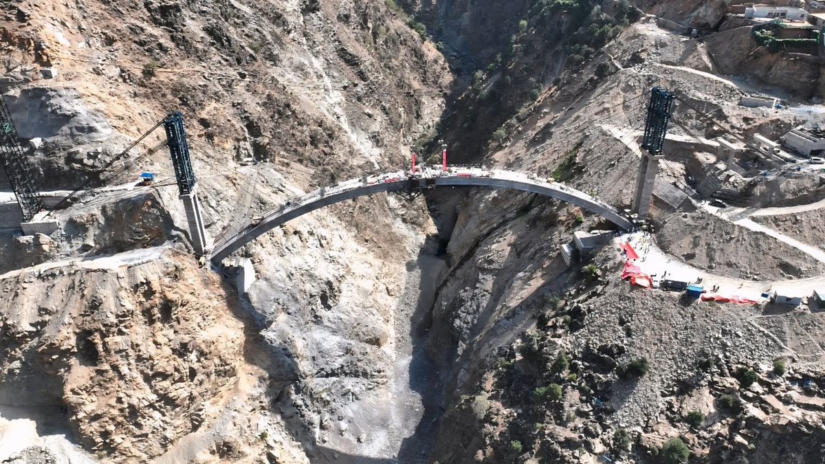 CPEC_UPDATE's tweet photo. Under Construction Barseen Bridge at Dasu Hydropower Project
داسو ہائیڈرو پاور پراجیکٹ  : کوہستان کے دو پہاڑوں کو ملانے والا بلند ترین پل ، 
چینی کمپنی یہ پل تعمیر کر رہی ہے-برسین پل پاکستان کا سب سے طویل آرچ پل ہے۔
#Dasu #BarseenBridge #dasuhydropower #DHPP #Pakistan 🇵🇰🇵🇰 https://t.co/UclSWbf8dV