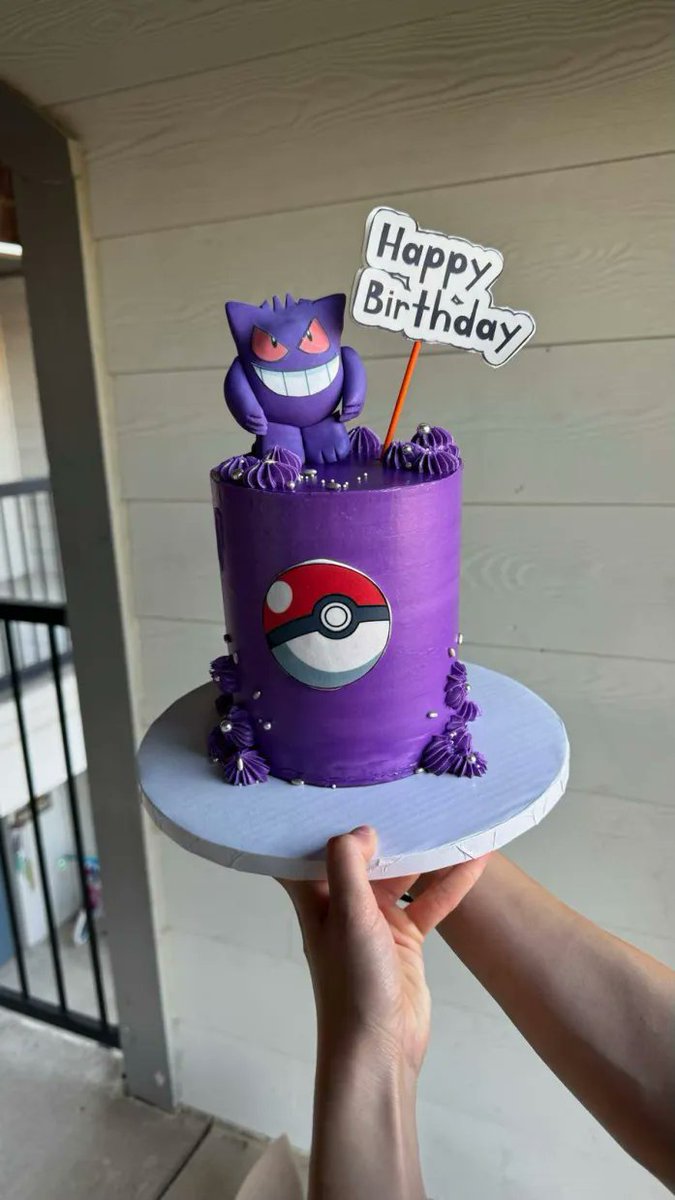 Yes, I turned 29 years old, I'm cool af and I got a Gengar cake!

<a href="/elliezub/">Ellie 🌟</a> look :D