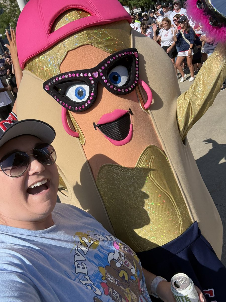 amykristen's tweet photo. Okay… needing Mustard and Onion to come
To section 109 for the quad-fecta of hot dog pics!!! #clecanyoumakeithappen @CleGuardians https://t.co/oxvdsgaTqZ