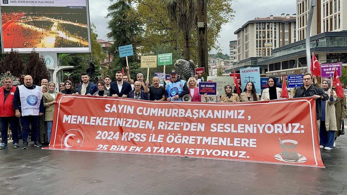 2024 KPSS ile atama bekleyen öğretmenlerimiz, Rize’den Sayın Cumhurbaşkanına seslenerek 25 bin ek atama yapılmasını istediler.
Cumhurbaşkanı Sayın Erdoğan, memleketinden yükselen bu son derece haklı ve makul talebe sessiz kalmamalıdır.
#EkAtama25Bin