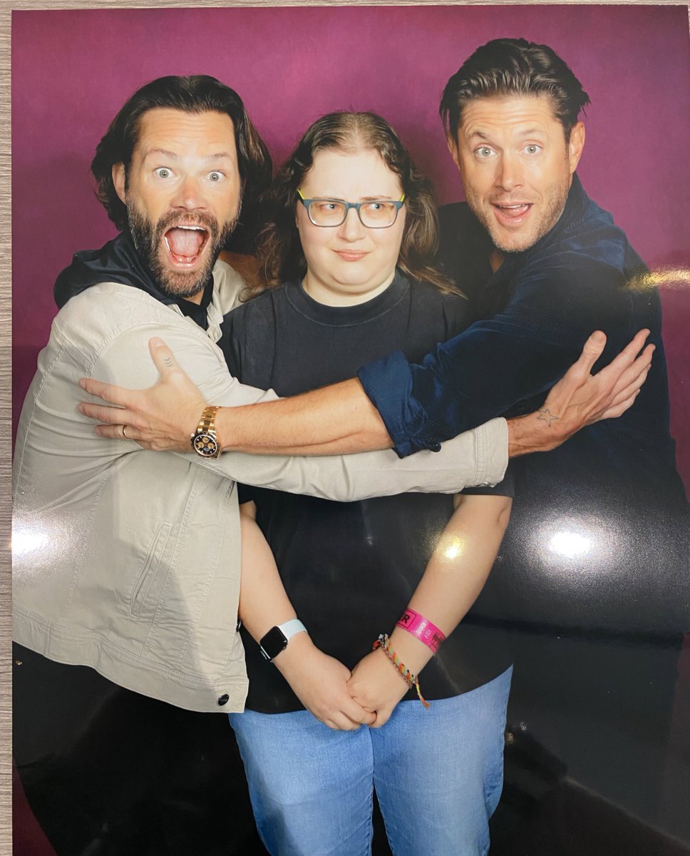 hunterxdeano's tweet photo. i had a retake so got 2 photos with these strange dudes #spnvan https://t.co/X7aN67aygl